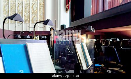 Notes sur le support de musique. Arrangement d'une fosse d'orchestre dans l'opéra et le théâtre de ballet. Stands de musique, chaises vides, notes de musique sous le théâtre Banque D'Images