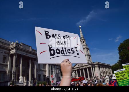 Londres, Royaume-Uni. 9th juillet 2022. Manifestants à Trafalgar Square. Des centaines de manifestants pro-choix ont défilé à l'ambassade des États-Unis après la décision de la Cour suprême de renverser Roe contre Wade et ouvrir la voie à l'interdiction des avortements dans une grande partie des États-Unis. Credit: Vuk Valcic/Alamy Live News Banque D'Images