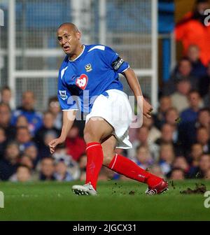 PORTSMOUTH V SPIRES 18-10-04 NIGEL QUASHIE PIC MIKE WALKER, 2004 Banque D'Images