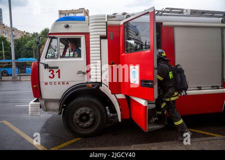 Moscou, Russie. 9th juillet 2022 Un pompier équipé de moteurs d'incendie assure la sécurité incendie lors d'un événement de masse dans la rue de Moscou, en Russie Banque D'Images