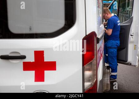 Moscou, Russie. 9th juillet 2022. Une équipe d'ambulance d'urgence fournit de l'aide à un patient à Moscou, en Russie Banque D'Images