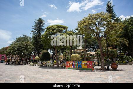 panorama de la ville magique Atlixco Zocalo parc de la place principale avec vue sur l'église à l'arrière-plan et les lettres traditionnelles de la ville, Atlixco, Puebla, Mexique Banque D'Images