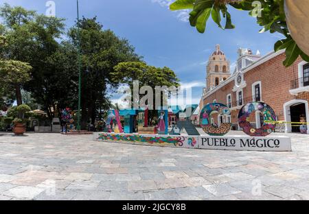 panorama de la ville magique Atlixco Zocalo parc de la place principale avec vue sur l'église à l'arrière-plan et les lettres traditionnelles de la ville, Puebla, Mexique Banque D'Images