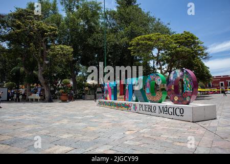 panorama de la ville magique Atlixco Zocalo parc de la place principale avec vue sur l'église à l'arrière-plan et les lettres traditionnelles de la ville, Puebla, Mexique Banque D'Images