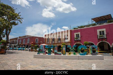 panorama de la ville magique Atlixco Zocalo parc de la place principale avec vue sur l'église à l'arrière-plan et les lettres traditionnelles de la ville, Puebla, Mexique Banque D'Images