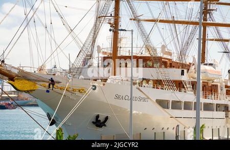 Gros plan avec un beau navire dans le port de gran canaria qui est amarré pour les réparations Banque D'Images