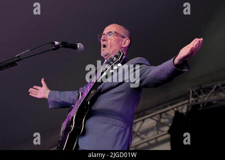 Super TEW, Royaume-Uni. 09th juillet 2022. Andrew 'Andy' Fairweather Low, né Ystrad Mynach, guitariste gallois, auteur-compositeur-interprète, producteur et chanteur, en direct avec son groupe The Low Riders on the Songbird Stage au Cornbury Festival. (Photo par Dawn Fletcher-Park/SOPA Images/Sipa USA) crédit: SIPA USA/Alay Live News Banque D'Images