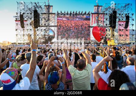 Marina Di Ravenna, Italie. 09th juillet 2022. Les fans de Jovanotti pendant Jovanotti - Jova Beach Party 2022, concert de musique de chanteur italien à Marina di Ravenna, Italie, 09 juillet 2022 crédit: Agence de photo indépendante/Alamy Live News Banque D'Images