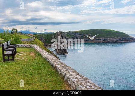 Banc sur le Paseo de San Pedro, Llanes, donnant sur les falaises de la mer Cantabrique. Banque D'Images