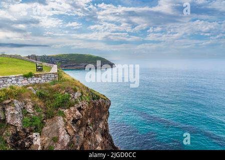 Banc sur le Paseo de San Pedro, Llanes, donnant sur les falaises de la mer Cantabrique. Banque D'Images