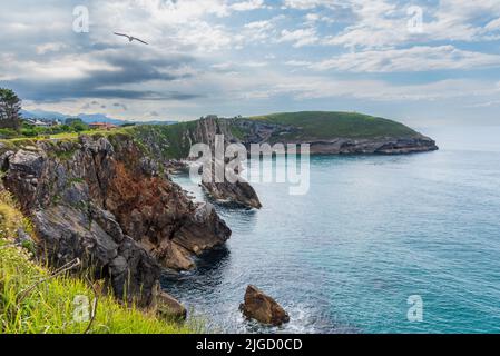 Falaises à côté du Paseo de San Pedro, Llanes. Banque D'Images