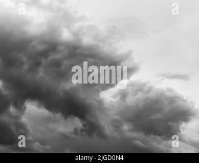 Rassemblement de nuages de pluie dans le ciel, nuages sombres Banque D'Images