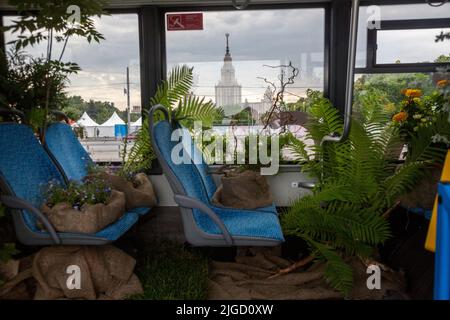 Moscou, Russie. 9th juillet 2022. Intérieur d'un bus électrique avec fleurs et verdure sur les collines de Sparrow à Moscou, à l'occasion de la Journée des transports à Moscou, en Russie. Nikolay Vinokurov/Alay Live News Banque D'Images