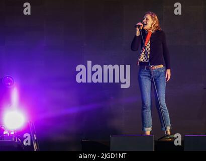 Lytham, Lancashire, Royaume-Uni. 9th juillet 2022. Alison Moyet chante en direct au Lytham Festival 9July 2022 crédit: Sharon Dobson/Alamy Live News Banque D'Images