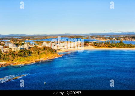 Plage principale de Forster sur le front de mer de la ville de Forster près du lac Wallis et de la rivière Coolongolook en Australie - paysage urbain aérien. Banque D'Images