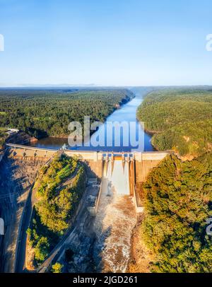 Vue aérienne verticale sur le barrage de Warragamba dans la grande ville de Sydney, en Australie, lors d'inondations avec débordement du cours d'eau. Banque D'Images