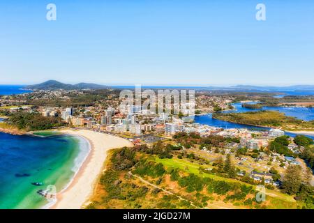 Centre-ville de Forster station de loisirs ville sur la côte Pacifique Barrington de l'Australie dans le paysage panoramique aérien vue sur la plage principale. Banque D'Images