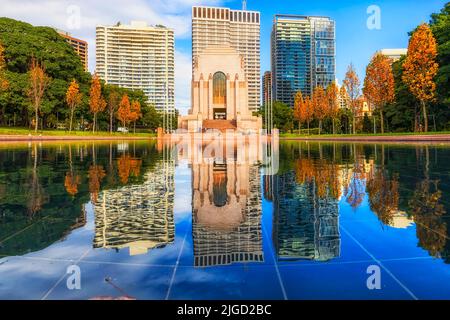 Reflet de tours de construction d'appartements en hauteur et du mémorial de guerre à Hyde Park de Sydney, en Australie. Banque D'Images