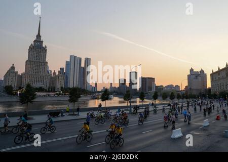 Moscou, Russie. 9th juillet 2022. Les gens participent au Festival de cyclisme de nuit de Moscou à Moscou, en Russie, sur 9 juillet 2022. Credit: Alexander Zemlianichenko Jr/Xinhua/Alay Live News Banque D'Images