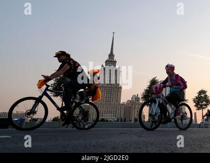 Moscou, Russie. 9th juillet 2022. Les gens participent au Festival de cyclisme de nuit de Moscou à Moscou, en Russie, sur 9 juillet 2022. Credit: Alexander Zemlianichenko Jr/Xinhua/Alay Live News Banque D'Images