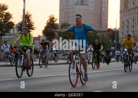 Moscou, Russie. 9th juillet 2022. Les gens participent au Festival de cyclisme de nuit de Moscou à Moscou, en Russie, sur 9 juillet 2022. Credit: Alexander Zemlianichenko Jr/Xinhua/Alay Live News Banque D'Images