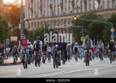 Moscou, Russie. 9th juillet 2022. Les gens participent au Festival de cyclisme de nuit de Moscou à Moscou, en Russie, sur 9 juillet 2022. Credit: Alexander Zemlianichenko Jr/Xinhua/Alay Live News Banque D'Images