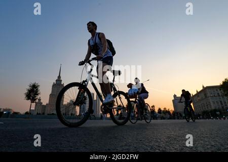 Moscou, Russie. 9th juillet 2022. Les gens participent au Festival de cyclisme de nuit de Moscou à Moscou, en Russie, sur 9 juillet 2022. Credit: Alexander Zemlianichenko Jr/Xinhua/Alay Live News Banque D'Images