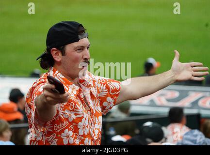 Baltimore, États-Unis. 09th juillet 2022. BALTIMORE, MD - JUILLET 09 : le fan d'Orioles se réjouit d'une victoire de 1-0 lors d'un match de MLB entre les Orioles de Baltimore et les Anges de Los Angeles, sur 09 juillet 2022, au parc d'Orioles à Camden yards, à Baltimore, Maryland. (Photo de Tony Quinn/SipaUSA) crédit: SIPA USA/Alay Live News Banque D'Images