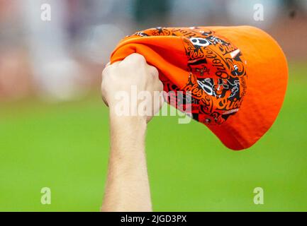 Baltimore, États-Unis. 09th juillet 2022. BALTIMORE, MD - JUILLET 09 : fan d'Orioles après la victoire de 1-0 lors d'un match de MLB entre les Orioles de Baltimore et les Anges de Los Angeles, sur 09 juillet 2022, au parc d'Orioles à Camden yards, à Baltimore, Maryland. (Photo de Tony Quinn/SipaUSA) crédit: SIPA USA/Alay Live News Banque D'Images