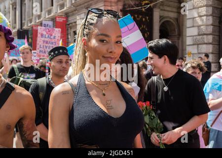 Londres, Royaume-Uni. 9th juillet 2022. Munroe Bergdorf, activiste transgenre, participe à la quatrième Marche de protestation Trans Pride pour l'égalité. Les manifestants manifestent contre l'exclusion des gens trangender de l'interdiction de la thérapie de conversion, appellent à l'abolition de la Commission de surveillance des équialités et des droits de l'homme (EHRC) après une série d'interventions préjudiciables sur les droits trans, Et faire preuve de solidarité avec les parents texans d'enfants trans après que le gouverneur Greg Abbott a comparé les soins de santé qui affirment le sexe aux mauvais traitements envers les enfants. Crédit: Wiktor Szymanowicz/Alamy Live News Banque D'Images