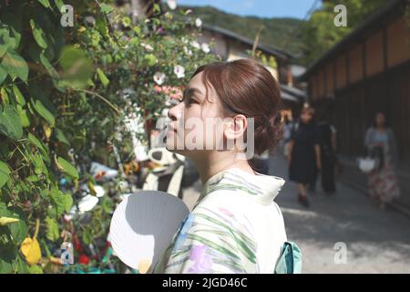 Une japonaise portant un yukata déambule dans les rues de Kyoto, au Japon. Banque D'Images