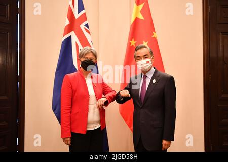 Bali, Indonésie. 8th juillet 2022. Le conseiller d'État chinois et ministre des Affaires étrangères Wang Yi rencontre le ministre australien des Affaires étrangères Penny Wong en marge de la réunion des ministres des Affaires étrangères du Groupe des 20 (G20) à Bali, en Indonésie, au 8 juillet 2022. Credit: Xu Qin/Xinhua/Alamy Live News Banque D'Images