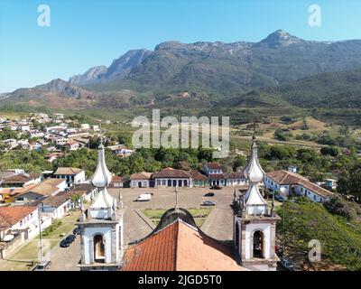 UN cliché aérien de l'église notre-Dame de la conception (CATAS Altas) au Brésil avec vue sur le paysage et la ville Banque D'Images