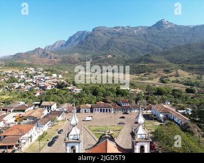 Un cliché aérien de l'église notre-Dame de la conception (CATAS Altas) au Brésil avec vue sur le paysage et la ville Banque D'Images