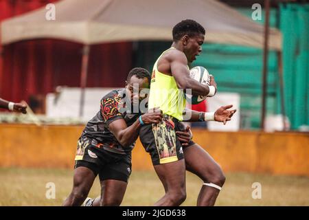 Kampala, Ouganda. 9th juillet 2022. Isaac Massa (L) et Timothy Kisiga (R) de l'équipe nationale ougandaise de rugby sept assistent à une séance d'entraînement sur les terrains de rugby de Kyadondo à Kampala, en Ouganda, au 9 juillet 2022. Credit: Hajarah Nalwadda/Xinhua/Alamy Live News Banque D'Images