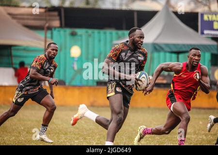 Kampala, Ouganda. 9th juillet 2022. Ian Munyani (C), de l'équipe nationale ougandaise de rugby sevens, porte le ballon lors d'une séance d'entraînement sur les terrains de rugby de Kyadondo à Kampala, en Ouganda, au 9 juillet 2022. Credit: Hajarah Nalwadda/Xinhua/Alamy Live News Banque D'Images