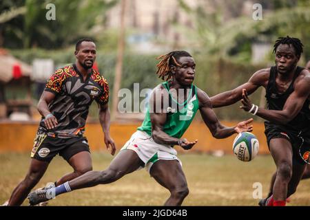 Kampala, Ouganda. 9th juillet 2022. Isaac Massa (L), Aaron Ofoyrowth (C) et Ivan Otema de l'équipe nationale ougandaise de rugby sevens assistent à une séance d'entraînement sur les terrains de rugby de Kyadondo à Kampala, en Ouganda, au 9 juillet 2022. Credit: Hajarah Nalwadda/Xinhua/Alamy Live News Banque D'Images