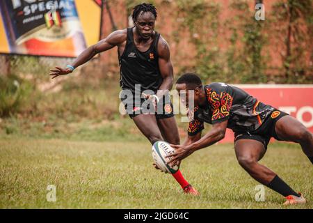 Kampala, Ouganda. 9th juillet 2022. Desire Ayera (R) et Ivan Otema, de l'équipe nationale ougandaise de rugby à sept, assistent à une séance d'entraînement sur les terrains de rugby de Kyadondo à Kampala, en Ouganda, au 9 juillet 2022. Credit: Hajarah Nalwadda/Xinhua/Alamy Live News Banque D'Images