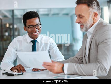 Si nous avons la maîtrise de notre richesse, nous serons riches, deux hommes d'affaires signant un contrat dans un bureau. Banque D'Images