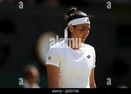 Londres, Grande-Bretagne. 9th juillet 2022. Aons Jabeur, de Tunisie, réagit lors du match final féminin des singles contre Elena Rybakina, du Kazakhstan, au championnat de tennis de Wimbledon à Londres, en Grande-Bretagne, sur 9 juillet 2022. Credit: Han Yan/Xinhua/Alay Live News Banque D'Images