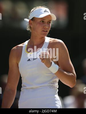 Londres, Grande-Bretagne. 9th juillet 2022. Elena Rybakina, du Kazakhstan, réagit lors du match final féminin des singles contre ont Jabeur, de Tunisie, au championnat de tennis de Wimbledon à Londres, en Grande-Bretagne, sur 9 juillet 2022. Credit: Han Yan/Xinhua/Alay Live News Banque D'Images