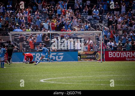 NEW YORK, NY - 9 JUILLET : Valentin Castellanos a obtenu un coup de pied pour le NYC FC dans la première moitié de leur match contre les révolutions de la Nouvelle-Angleterre au Yankee Stadium sur 9 juillet 2022 à New York, NY, États-Unis. (Photo de Matt Davies/PxImages) crédit: PX Images/Alamy Live News Banque D'Images
