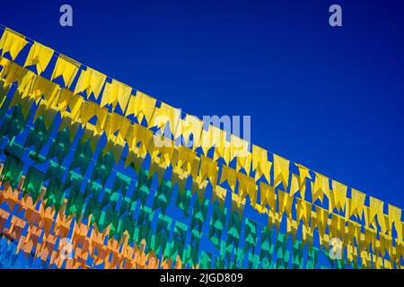 drapeaux colorés décoratifs de la festa junina au brésil Banque D'Images