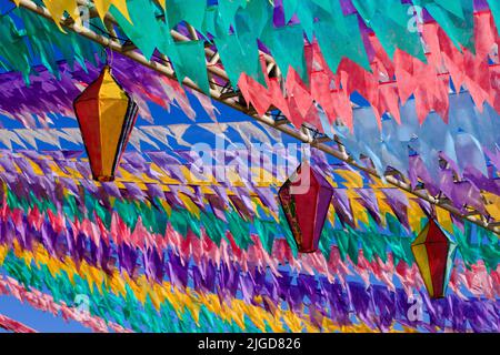 festa junina décoration - ballons décoratifs et drapeaux colorés de la fête de são joão au brésil Banque D'Images