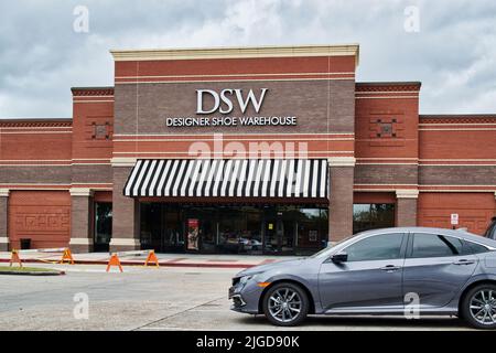 Houston, Texas USA 12-05-2021: DSW Designer Shoe Warehouse bâtiment extérieur et parking à Houston, TX. Banque D'Images