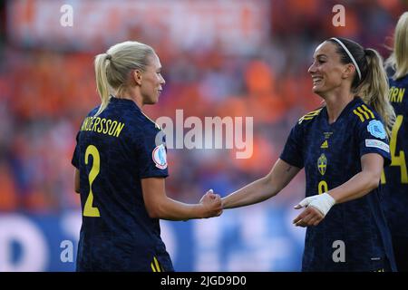 Sheffield, Royaume-Uni. 9th juillet 2022. Jonna Andersson (femmes de Suède) Kosovare Asllani (femmes de Suède) célèbre après avoir marquant le premier but de son équipe lors du match des femmes de l'UEFA Euro Angleterre 2022 entre les pays-Bas 0-0 Suède au stade de Bramall Lane sur 9 juillet 2022 à Sheffield, en Angleterre. Credit: Maurizio Borsari/AFLO/Alay Live News Banque D'Images