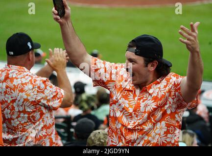 Baltimore, États-Unis. 09th juillet 2022. BALTIMORE, MD - JUILLET 09 : le fan d'Orioles montre son maillot de style hawaïen lors d'un match de MLB entre les Orioles de Baltimore et les Anges de Los Angeles, sur 09 juillet 2022, au parc Orioles à Camden yards, à Baltimore, Maryland. (Photo de Tony Quinn/SipaUSA) crédit: SIPA USA/Alay Live News Banque D'Images