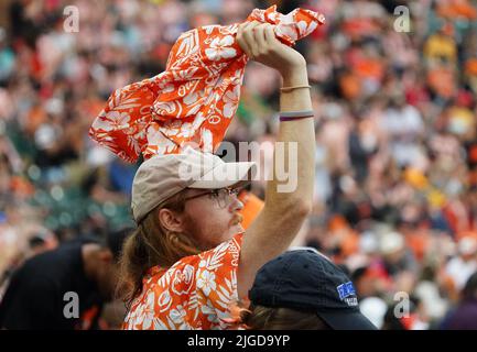 Baltimore, États-Unis. 09th juillet 2022. BALTIMORE, MD - JUILLET 09 : le fan d'Orioles montre son maillot de style hawaïen lors d'un match de MLB entre les Orioles de Baltimore et les Anges de Los Angeles, sur 09 juillet 2022, au parc Orioles à Camden yards, à Baltimore, Maryland. (Photo de Tony Quinn/SipaUSA) crédit: SIPA USA/Alay Live News Banque D'Images