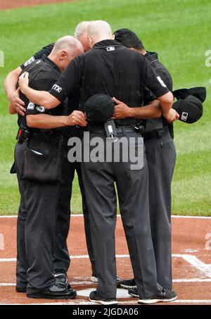 Baltimore, États-Unis. 09th juillet 2022. BALTIMORE, MD - 09 JUILLET : l'équipe d'arbitres se réunit avant un match de MLB entre les Orioles de Baltimore et les Anges de Los Angeles, sur 09 juillet 2022, au parc Orioles à Camden yards, à Baltimore, Maryland. (Photo de Tony Quinn/SipaUSA) crédit: SIPA USA/Alay Live News Banque D'Images