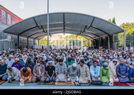 Madrid, Espagne. 09th juillet 2022. La communauté musulmane de Madrid exécute sa prière lors des célébrations d'Eid al-Adha dans le quartier multiculturel de Lavapies dans le centre de Madrid. EID al-Adha ou 'Holiday of the sacrifice', est la deuxième et la plus grande des deux grandes fêtes célébrées dans la culture de l'Islam. Ce festival est célébré sans date fixe dans le calendrier grégorien parce qu'il dépend de la nouvelle lune. (Photo de Guillermo Gutierrez Carrascal/SOPA Images/Sipa USA) crédit: SIPA USA/Alay Live News Banque D'Images